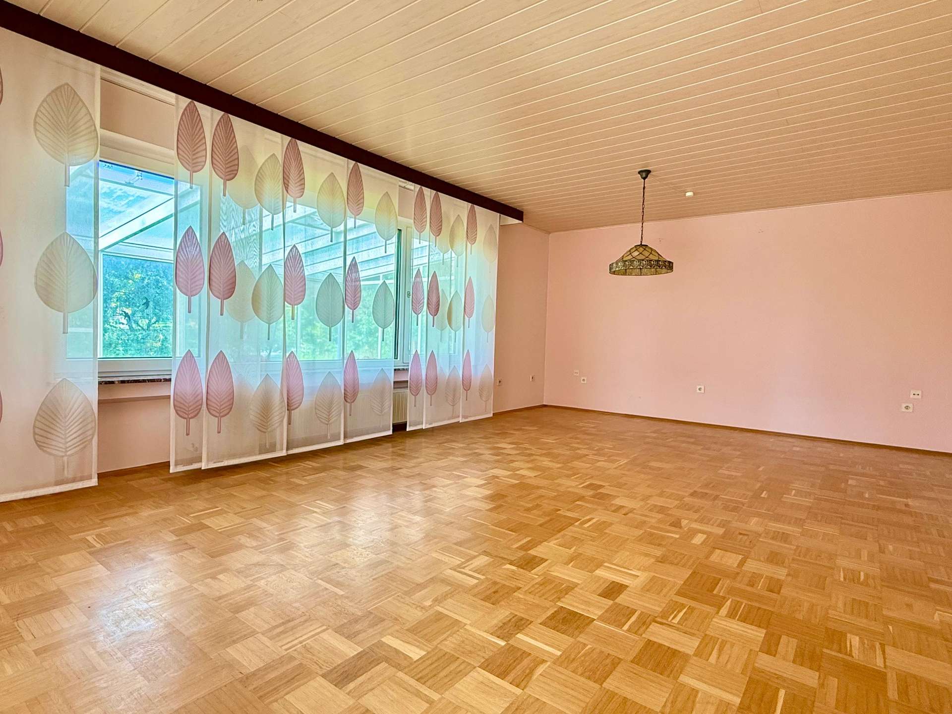 TOP LAGE, VIEL PLATZ, 2 GARAGEN, WINTERGARTEN UND PV-ANLAGE !!!
